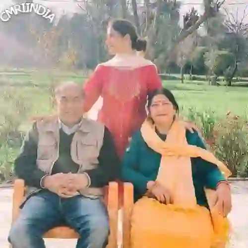 Sheetal Thakur with Her Parents