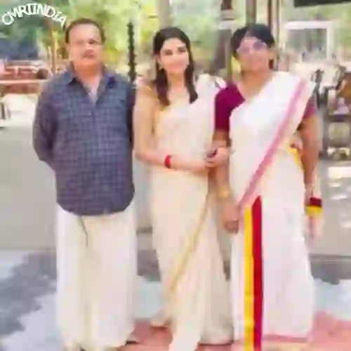 Divya Pillai with Parents